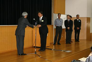 「DLC 被覆アルミニウム合金製ピストンの開発」で日本トライボロジー学会技術賞を受賞した不二WPC・下平英二氏ら