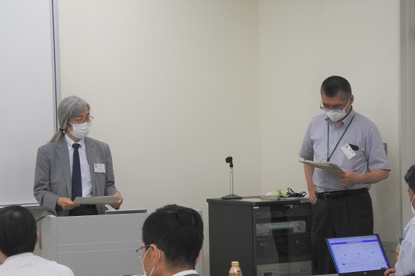 令和4年第1回トライボコーティング技術研究会　総会のようす：再任された大森会長（左）と議事進行を務める熊谷副会長（右）　mst　表面改質