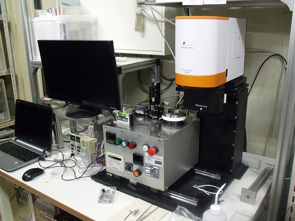 梅原研究室にて見学した機器の一例：大塚電子製の反射分光膜厚計「OPTM」：無潤滑下／潤滑油下の摩擦界面その場観察による摩擦メカニズムのその場解析などに適用　mst　表面改質