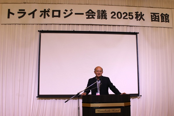 挨拶する佐々木信也JAST会長