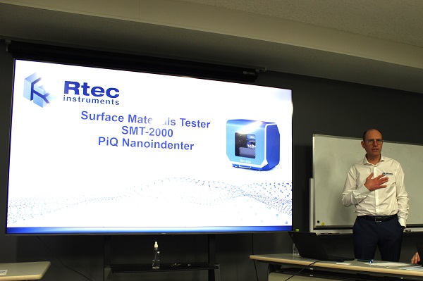 Rtec　ナノインデンテーションセミナー　新型ナノインデンターについて説明するKempe氏　mst　表面改質