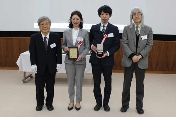 第18回岩木賞受賞者と関係者 左から、左から、当日プレゼンターを務めたFPS表彰顕彰部門長 藤井 進氏、TOTO・園川氏、TOTO・寺本篤史氏、大森会長　mst 表面改質