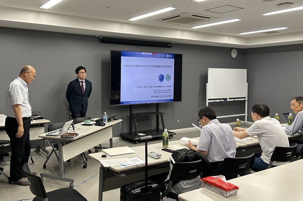 公聴会で博士論文研究の成果について発表する國井氏 [ドラッグして移動] ​