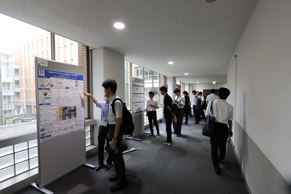 学生・若手ポスターセッションのようす