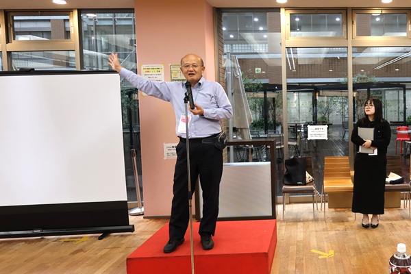 挨拶する佐々木会長