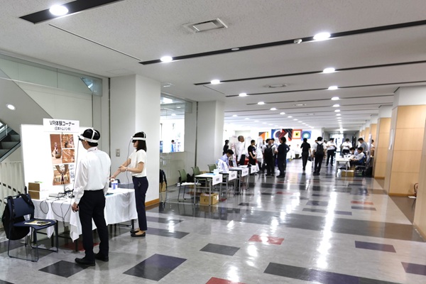 企業技術・製品展示コーナーのようす