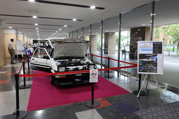 水素エンジン車の展示