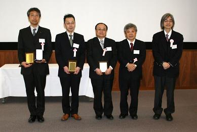 左から窪田氏、中谷氏、山下氏、藤井氏（NPS表彰顕彰部門長）、大森氏（審査委員長）