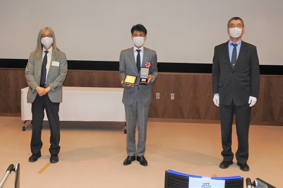 松本氏（中央）、大森会長（左）、熊谷副会長（右）