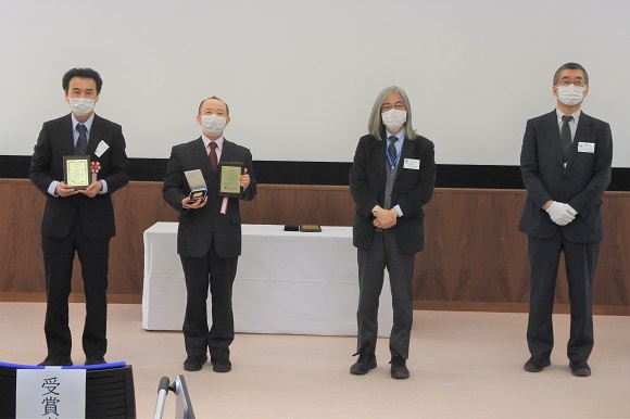 左から二ノ宮氏、岩井氏、大森会長、当日にプレゼンターを務めた熊谷泰副会長