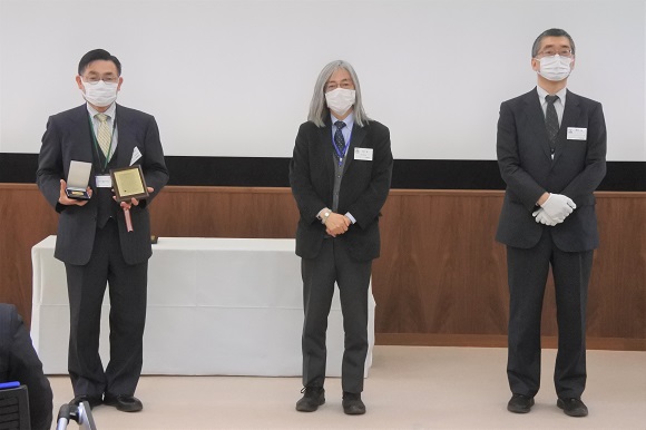 左から原氏、大森会長、熊谷副会長