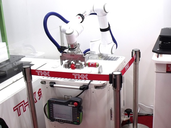 THK「自社製ロボットおよびロボットハンドを用いた分析・実験業務の自動化システム」