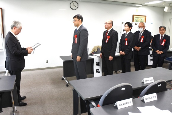 左から、表彰される東新氏、莊司浩雅氏、森下敦司氏、中村文彰氏、植田浩平氏