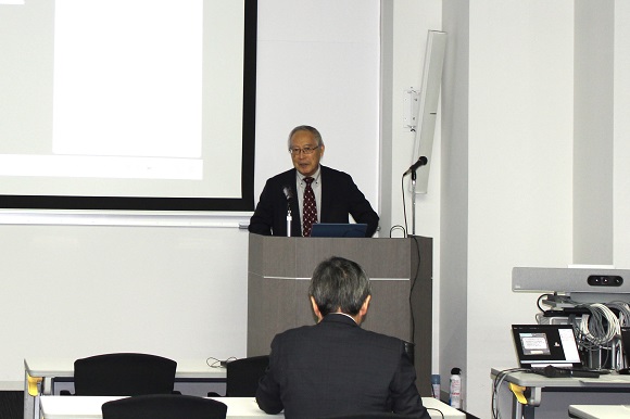 講演する仁平氏