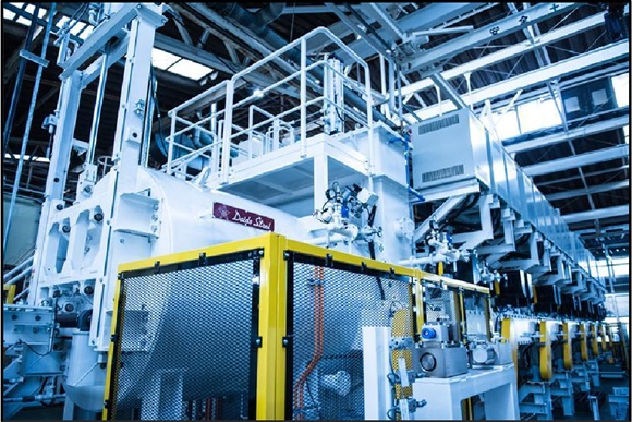 浜名部品工業で稼働する連続式真空焼鈍炉