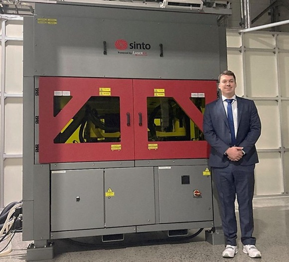 ザビエル社長とレーザー加工機