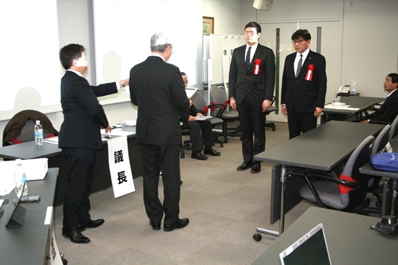 左から、表彰される宋氏、竹内氏