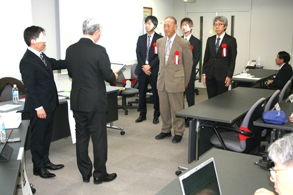 前列：表彰される高橋氏　後列：左から、表彰される寺田氏、熊切氏、右原氏