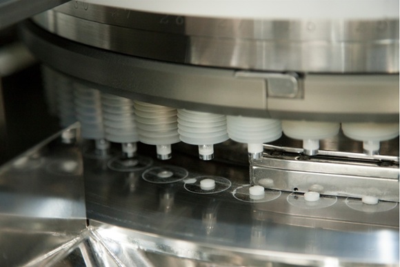 打錠工程で錠剤が臼から排出される瞬間