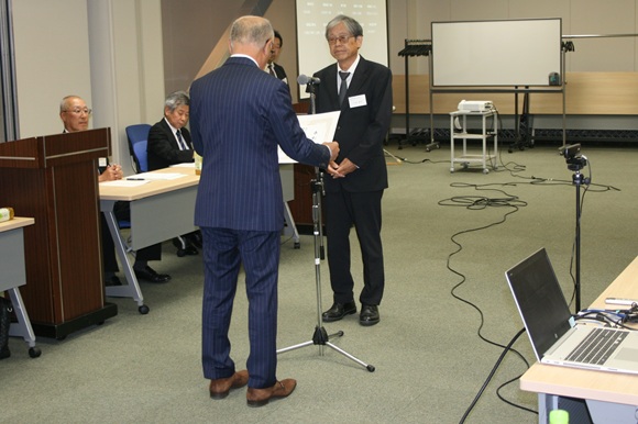 表彰される小坂氏